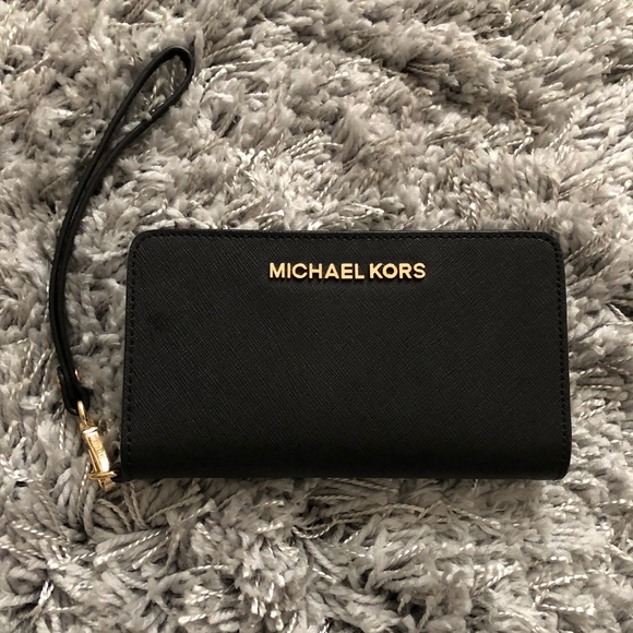 Michael Kors iPhone Wristlet - Picture 2 of 4